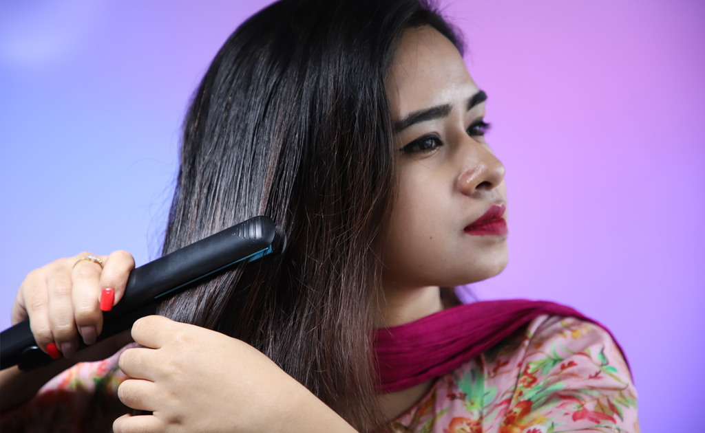 হিট স্টাইলিংয়ের আগে চুলের ড্যামেজ কমাতে হিট প্রোটেক্টর ব্যবহার করছেন তো?