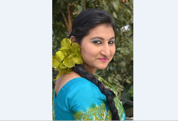 চুলের সাজে কৃত্রিম ফুল