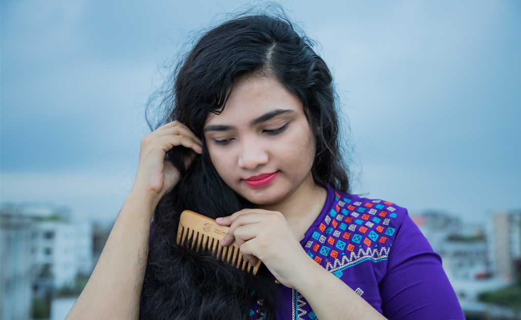 কার্লি চুলকে প্রাণবন্ত করতে ৫টি কার্যকরী ঘরোয়া পদ্ধতি!