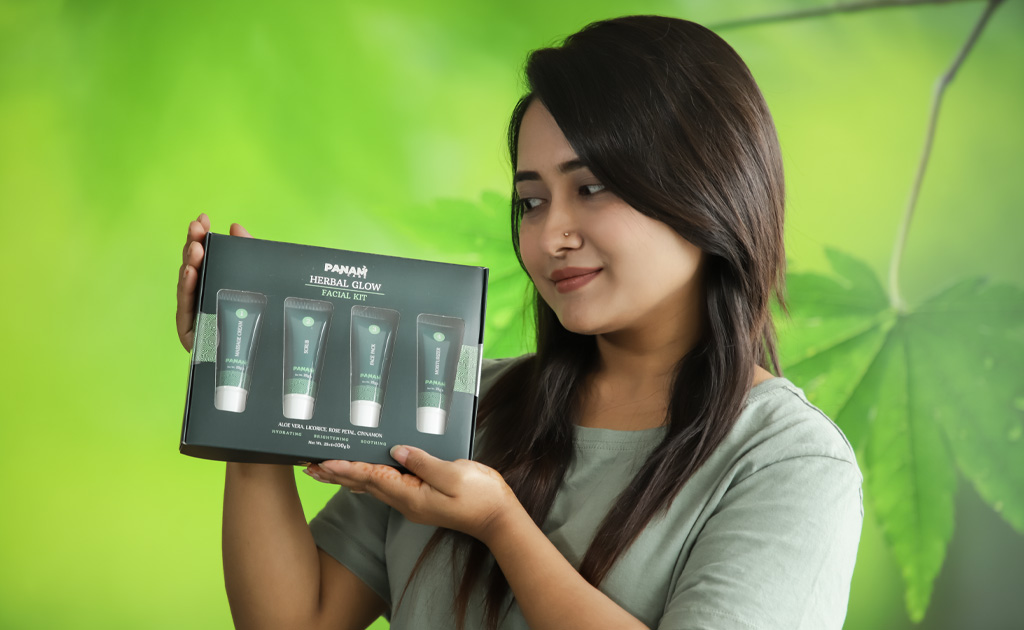 পার্লারের মতো হারবাল গ্লো ফেসিয়াল বাসাতেই করে নিন মাত্র ৪টি ধাপে