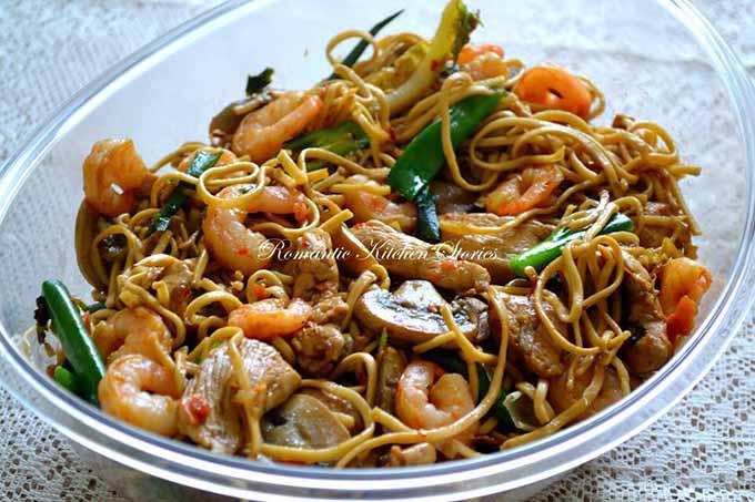 চাওমিন উইথ চিকেন অ্যান্ড প্রন