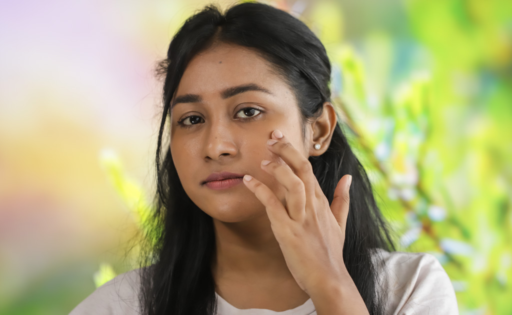 ব্রণে হাত চলে যাচ্ছে বারবার? ৬টি উপায়ে দূর করুন এই অভ্যাস!