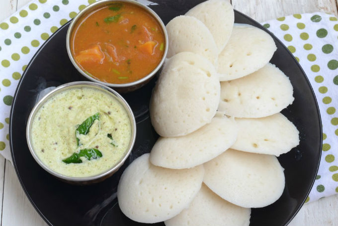 মজাদার নারকেলের চাটনির সাথে ইডলি