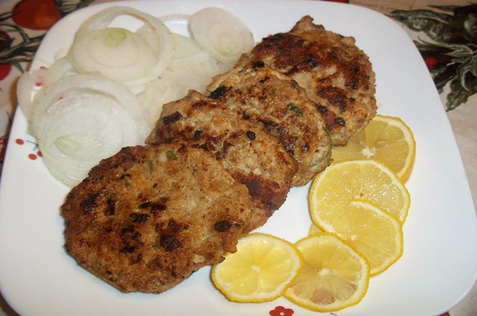 ধোঁয়া ওঠা এক কাপ চায়ের সাথে চিকেন চাপলি কাবাব!