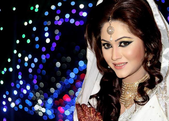 ভারী মেক-আপের জন্য প্যানকেকের ব্যবহার
