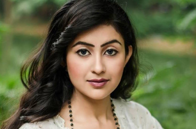 শীতে খুশকি মুক্ত ঝলমলে চুল