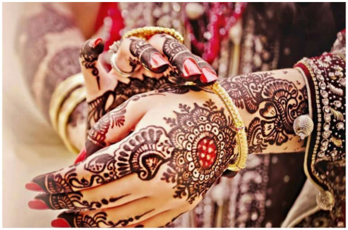 ঈদ স্পেশাল নজরকাড়া মেহেদি রাঙা হাত!