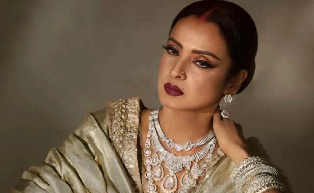 গ্ল্যামার কুইন রেখা কীভাবে চিরতরুণ সে রহস্য জানেন?