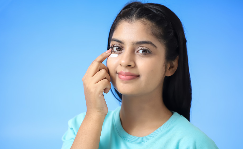 চোখের যত্নে সেরা ৫টি আই ক্রিম থেকে বেছে নিন আপনারটি!