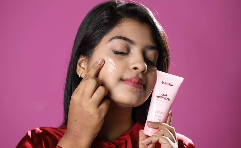 ব্রাইট ও হাইড্রেটেড স্কিন এখন একটি ময়েশ্চারাইজার দিয়েই!