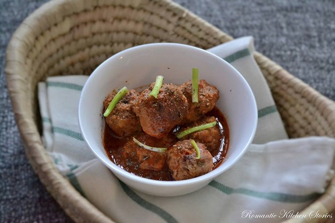ক্লাসিক ইটালিয়ান মিটবল ইন টমেটো সস