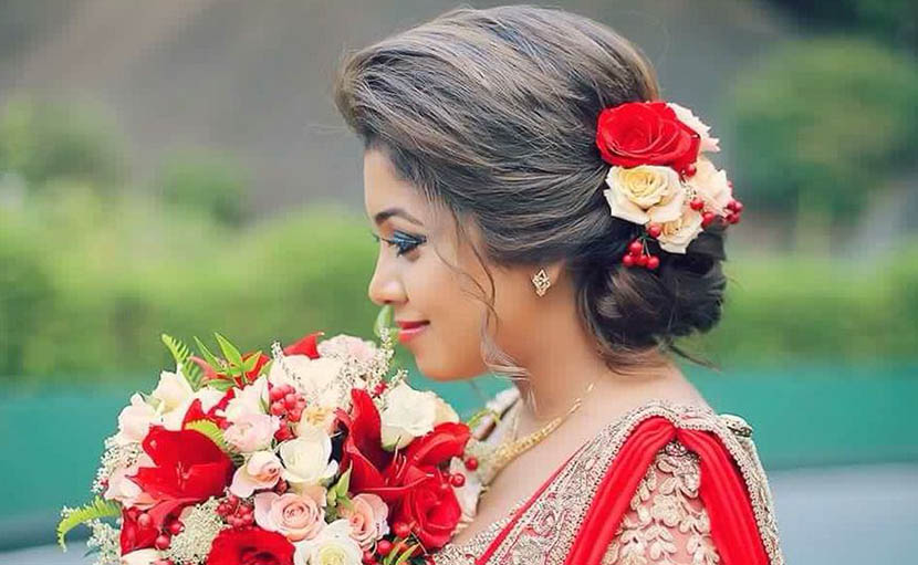 ফুল দিয়ে চুল সাজানো