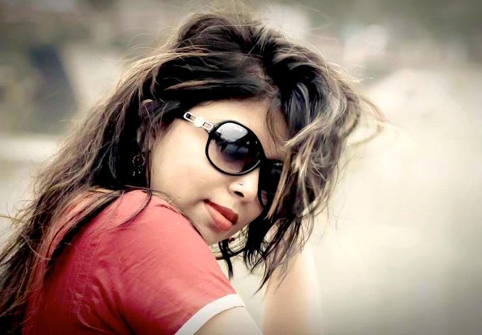 চশমার সাথে সুন্দর সাজে