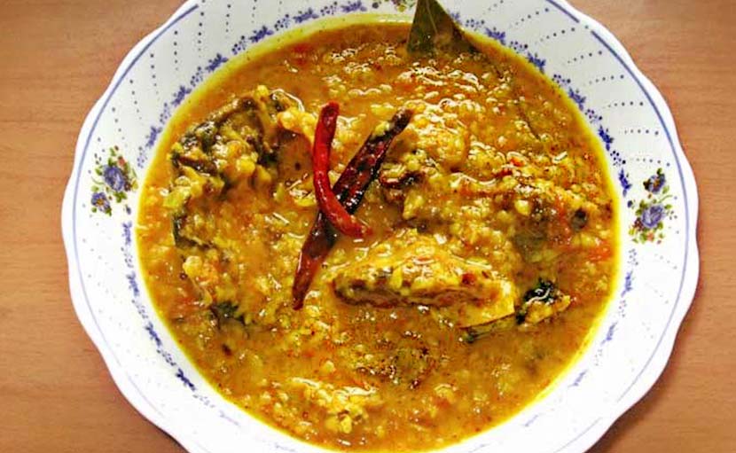 মুগডালে চিতল মাছ
