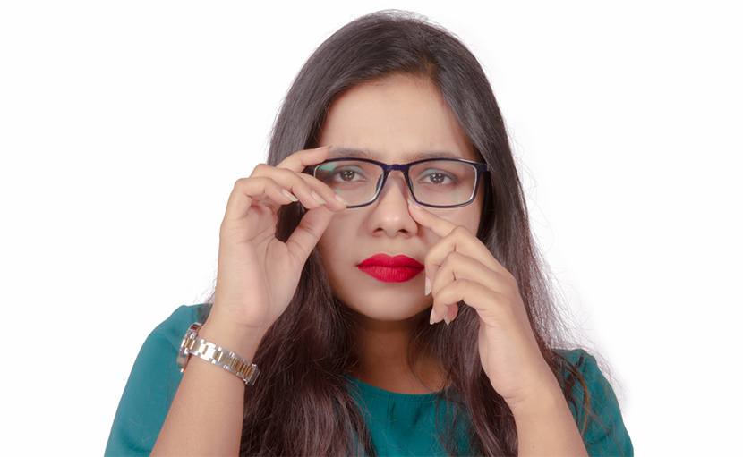 নাকের দু’পাশে চশমার কালো দাগ দূর করার ৪টি উপায়!