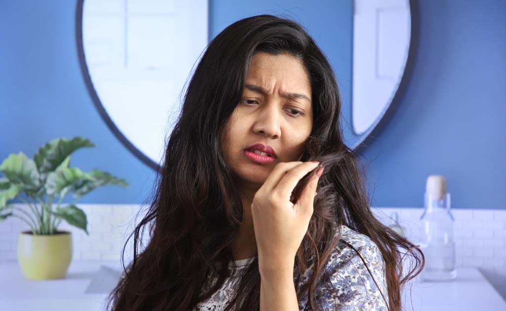 শাওয়ার ছাড়াই ঝটপট চুলের অয়েলিনেস কমিয়ে আনতে ৫টি দারুণ হ্যাকস!