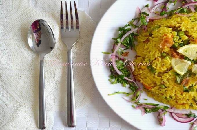 সবজি দিয়ে ভুনা খিচুড়ি এবং পিকেল্ড অনিয়ন