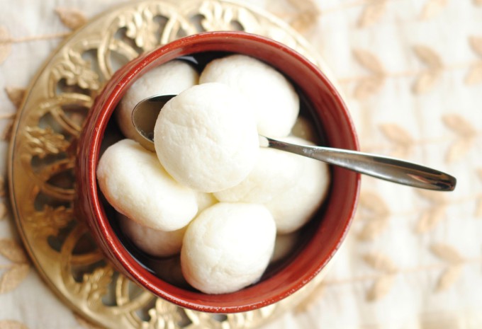খুব সহজে ঘরেই তৈরি করুন রসে ভরা রসগোল্লা