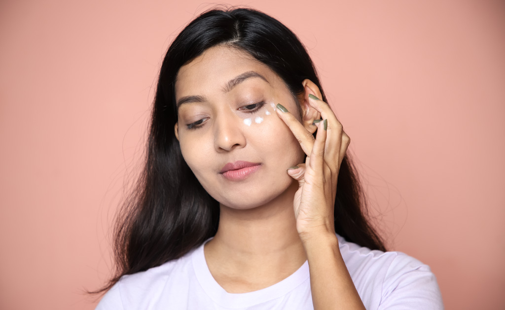 চোখের যত্নে আই ক্রিম কেন ও কীভাবে ইউজ করবেন?