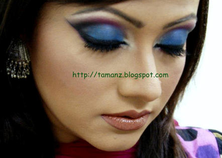 নীল ও ম্যাজেন্টা চোখের সাজ