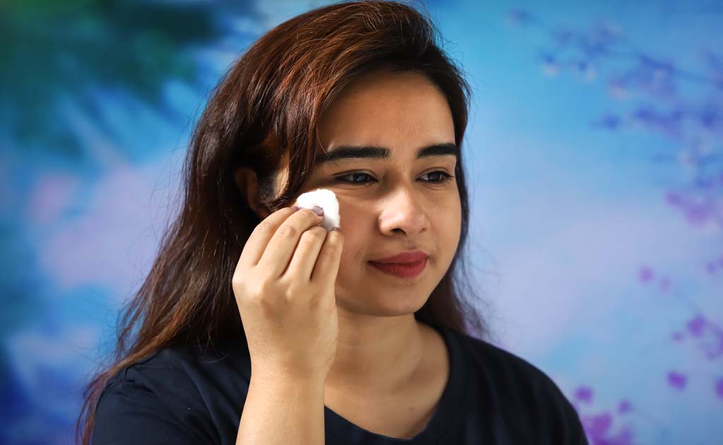রাতে ঘুমানোর আগে মেকআপ ক্লিন করার বেনিফিটগুলো কী কী?