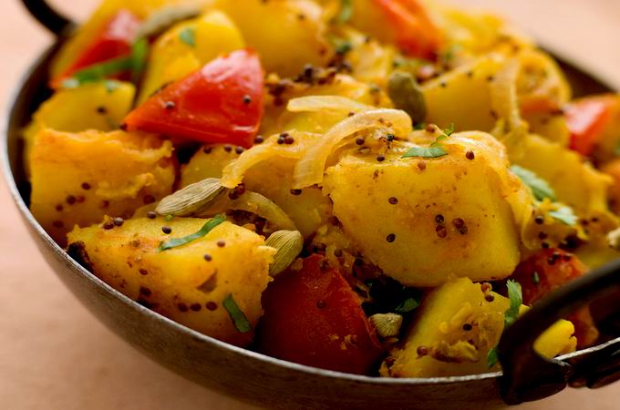 বম্বে আলু | গরম গরম ধোঁয়া ওঠা মজাদার একটি খাবার!