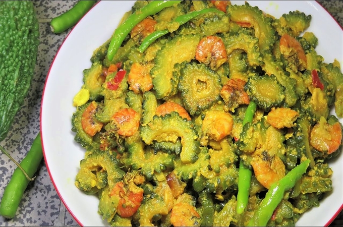 চিংড়ি করলা | দারুণ স্বাদের বাঙালি রান্না !