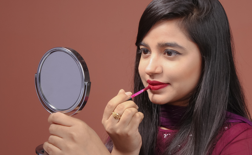 ম্যাট লিপস্টিক অ্যাপ্লাইয়ের পর ঠোঁট ড্রাই হয়ে যাচ্ছে?