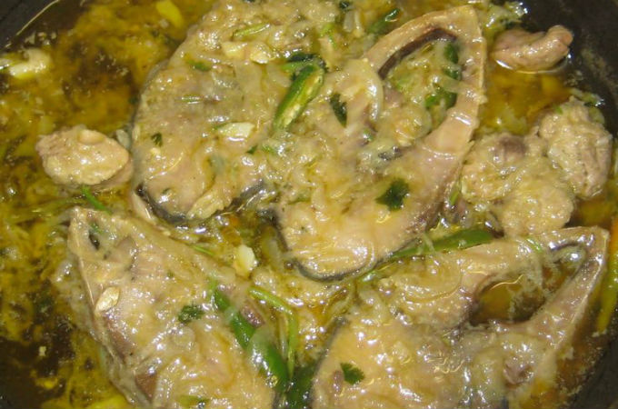 বৃষ্টির দিনে খিচুড়ির সাথে হয়ে যাক সাদা ঝোলে ইলিশ!