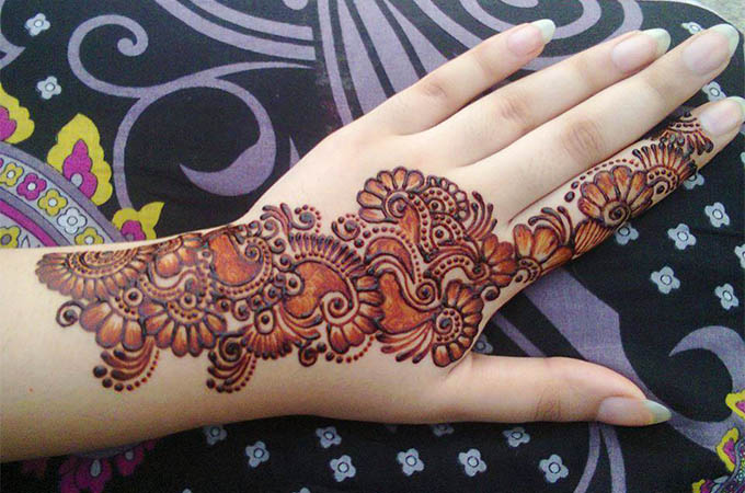 কীভাবে পাবেন গাঢ় আর দীর্ঘস্থায়ী মেহেদির রঙ