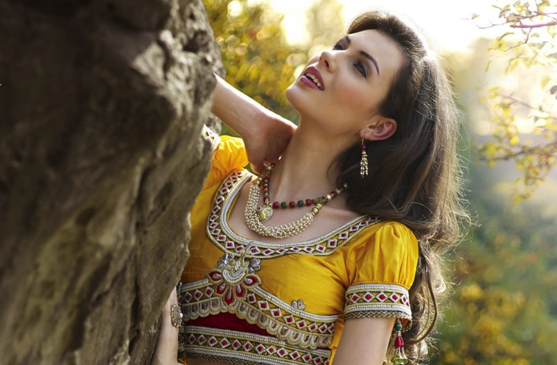 ব্লাউজে মোহনীয় আপনি