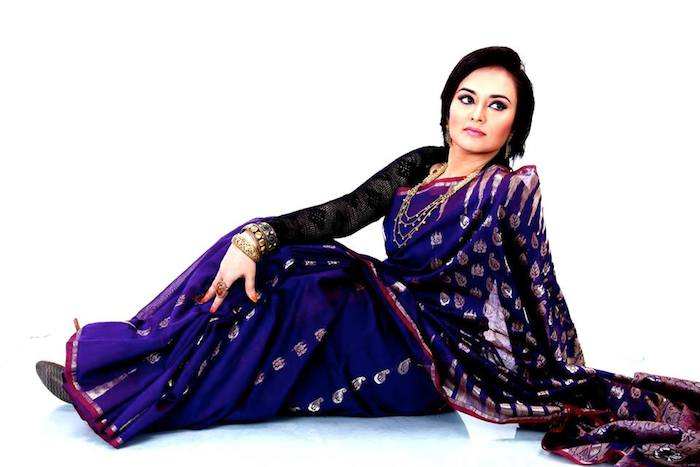 রঙে আর গড়নের সামঞ্জস্যে পোশাক নির্বাচন