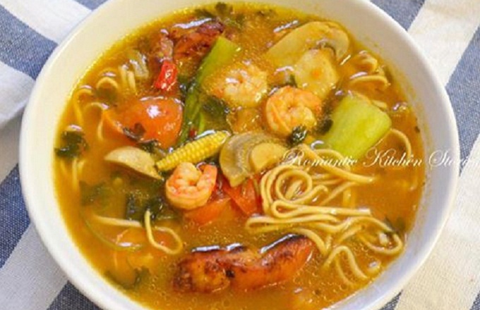 থাই স্টাইল স্যুপি নুডুলস
