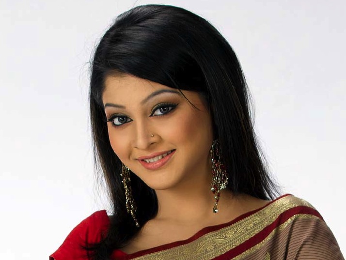 নাক ফুলে অনন্যা নারী..