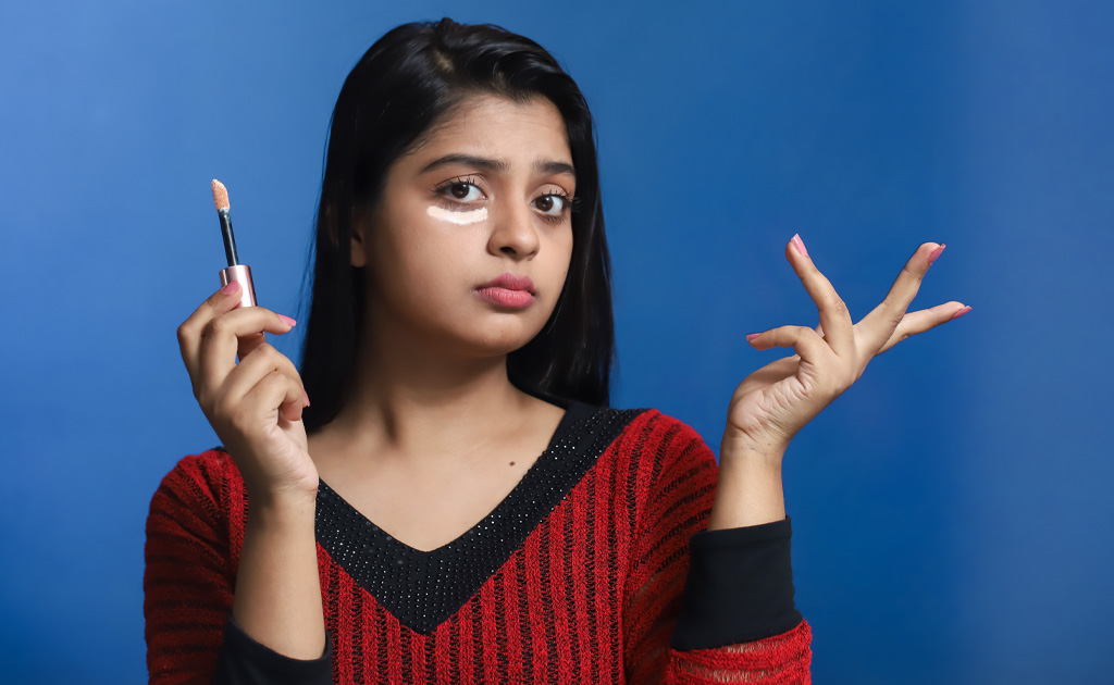 ভুলভাবে কনসিলার অ্যাপ্লাই করে মেকআপ কেকি হয়ে যাচ্ছে না তো?