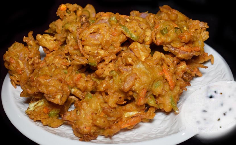 মচমচে পাকোড়া আর সাথে স্পাইসি গার্লিক সস!