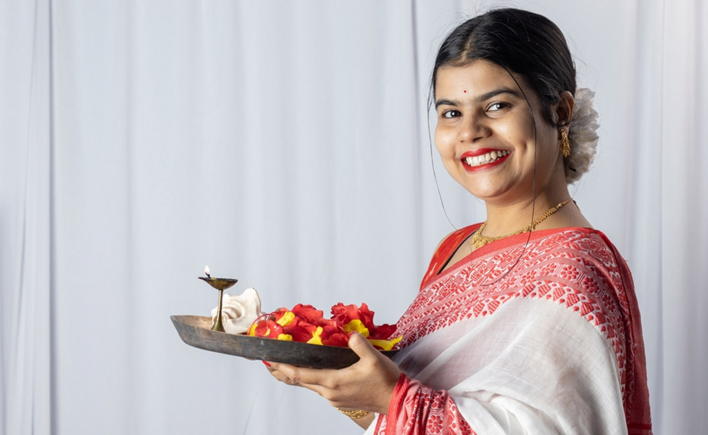 পূজার সাজ | বাঙালী নারীর চিরায়ত মায়াবী রূপ!