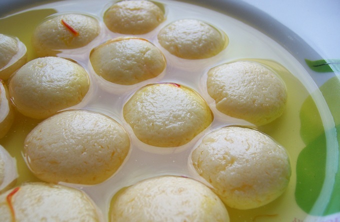 দারুণ সুস্বাদু রসে টইটম্বুর রসগোল্লা