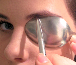 Get-The-Perfect-Eyebrow-Arch-Using-A-Spoon