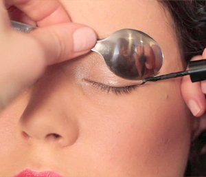 Get-The-Perfect-Winged-Liner-Using-A-Spoon