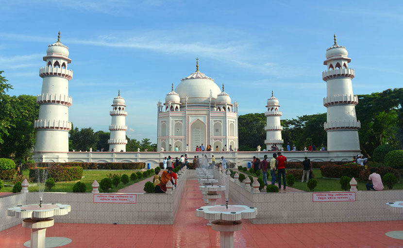 বাংলার তাজমহলে ঝর্না - shajgoj.com