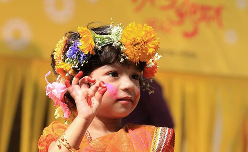 ফুল ও শাড়িতে বসন্ত সাজে ছোট্ট কন্যা বা সোনামণি - shajgoj.com