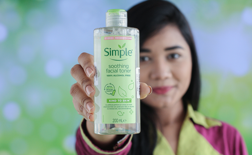 simple soothing toner on hand 