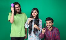 চুল পড়া কমাতে সঠিক চিরুনি ব্যবহার করছে তিন জন ব্যানার