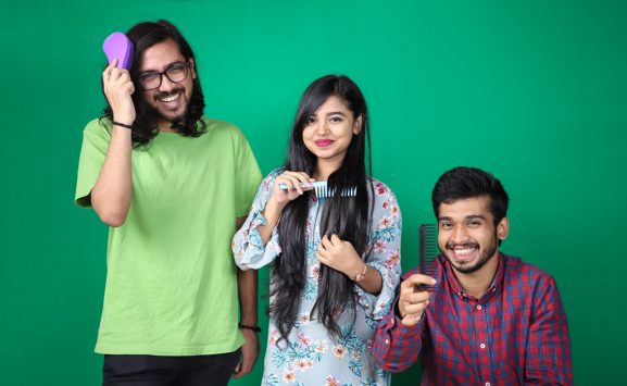 চুল পড়া কমাতে সঠিক চিরুনি ব্যবহার করছে তিন জন ব্যানার