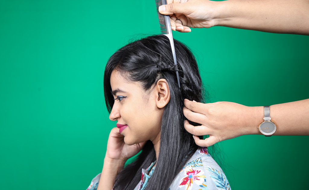 র‍্যাট টেইল কম্ব(rat tail comb) ব্যবহার করে চুলের স্টাইল করছে একজন 