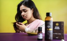 সাপ্তাহিক হেয়ার কেয়ার ফলো না করায় হতাশ একজন পিছে হলুদ ব্যাকগ্রাউন্ড