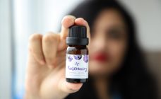 হাতে স্কিনক্যাফে রোজমেরি অ্যাসেনশিয়াল ওয়েল