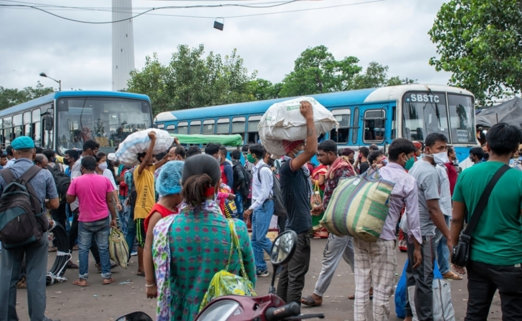 যানবাহনে হয়রানির শিকার হওয়ার ভয়ে দাড়িয়ে আছে একজন 