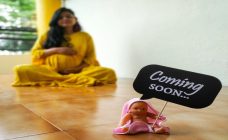 কোন বয়সে সন্তান নেয়ার সম্ভাবনা বেশি থাকে একজন প্রেগন্যান্ট মহিলা দেখাচ্ছে সামনে একটি পুতুল